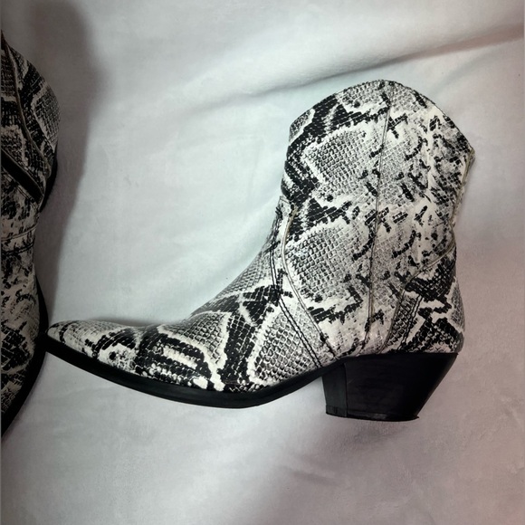 JOL Molly Faux Snakeskin Ankle Boots Women’s Size 7 Black and White - Picture 15 of 16